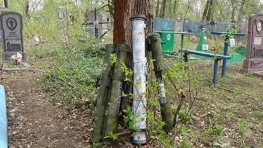 СБУ нашла на кладбище в Попасной тайник с российским оружием и боеприпасами: фото, видео