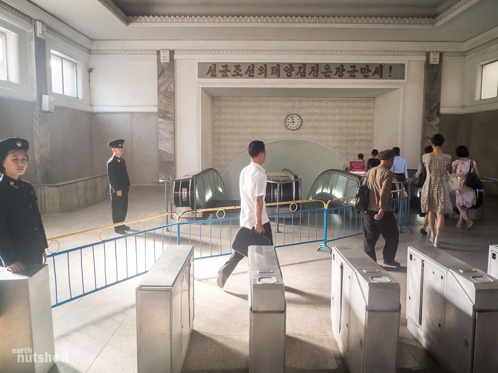 За железным занавесом: опубликованы фото метро КНДР