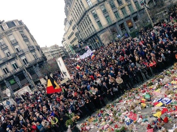 Тысячи людей превратили центр Брюсселя в море цветов в память о жертвах террористов. Опубликованы фото