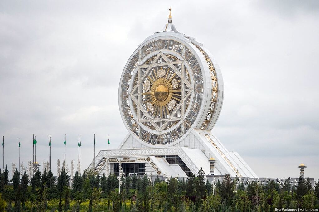 В сети показали закрытое колесо обозрения в Туркменистане: фоторепортаж