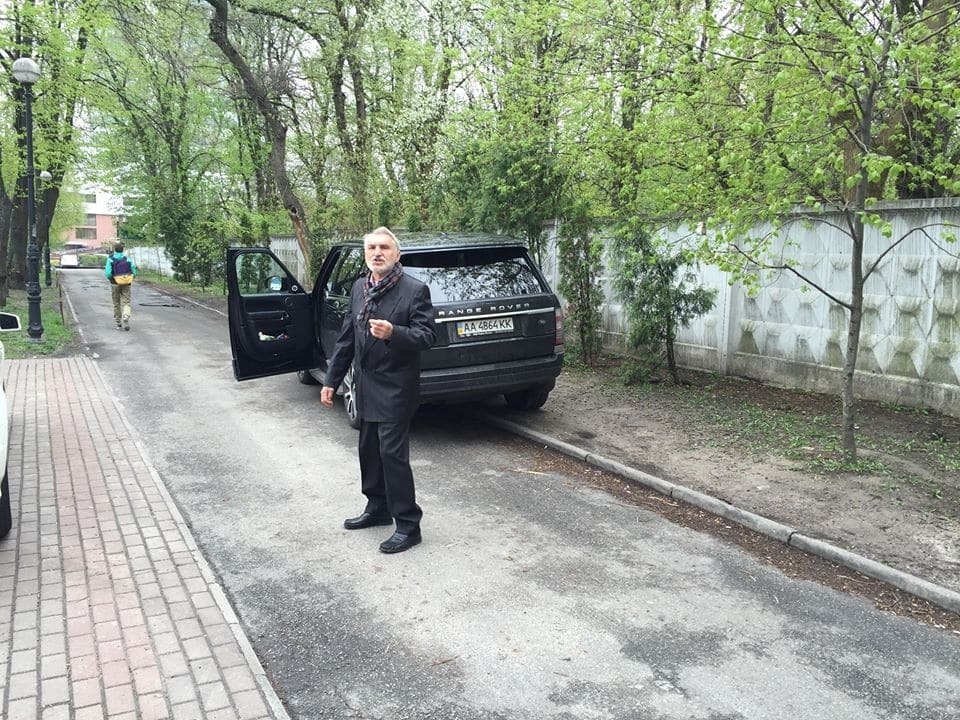 В Киеве герой парковки в ответ на замечание угрожал автоматчиками 