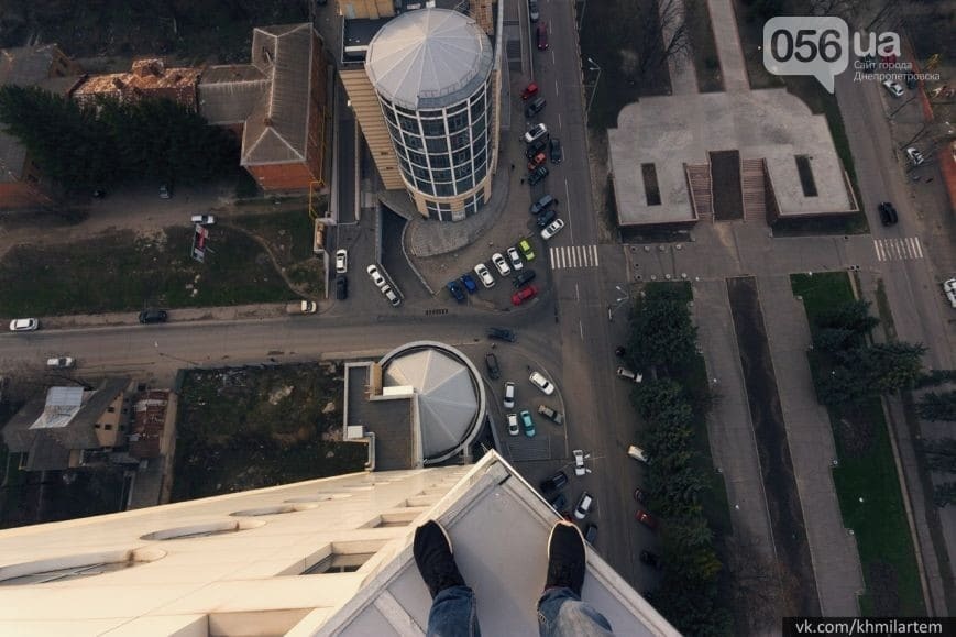 Выше 22 этажа: руфер из Днепропетровска показал жуткий подъем на шпиль "Славии". Видеофакт
