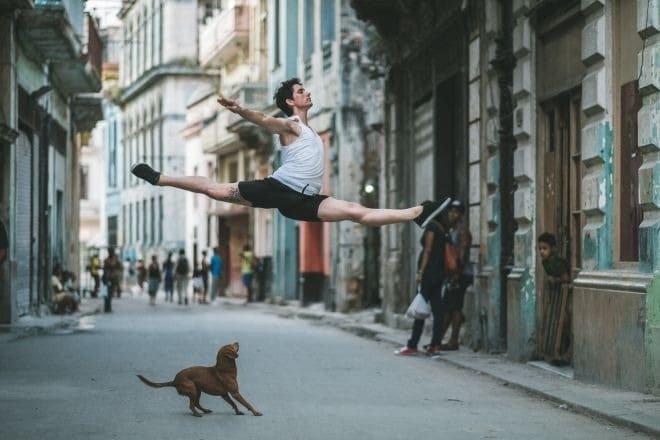 Танцы на улицах Кубы: потрясающие фото артистов балета