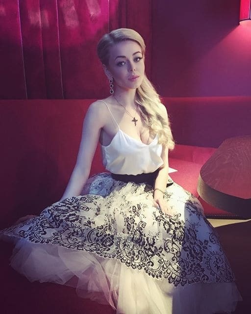 Алина Гросу засветила бюст без белья в откровенном платье