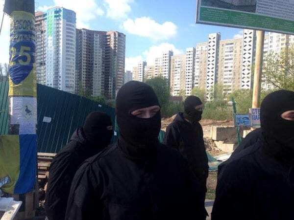 У Києві "тітушки" в балаклавах напали на учасників протесту проти будівництв: фоторепортаж