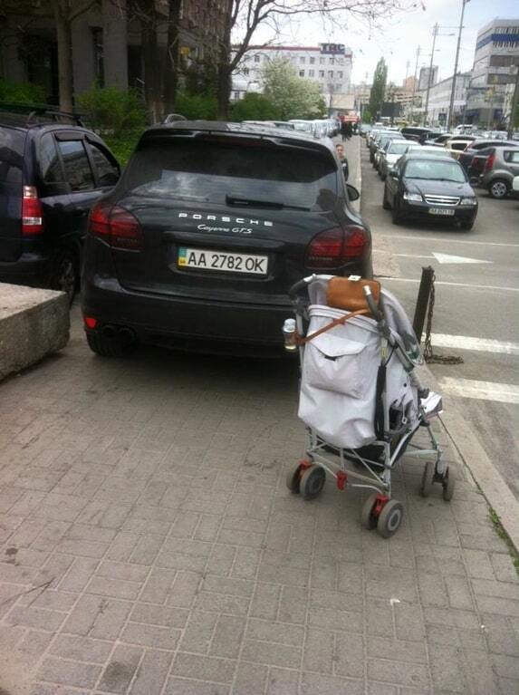 В центре Киева Porsche перегородил тротуар: фотофакт