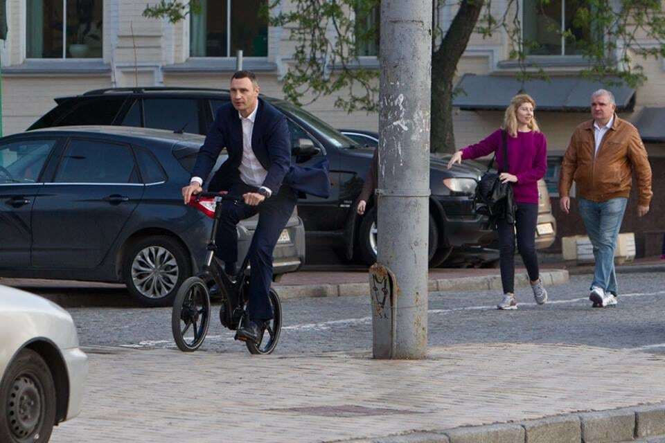 Мэр Киева начал ездить на работу на велосипеде: опубликованы фото