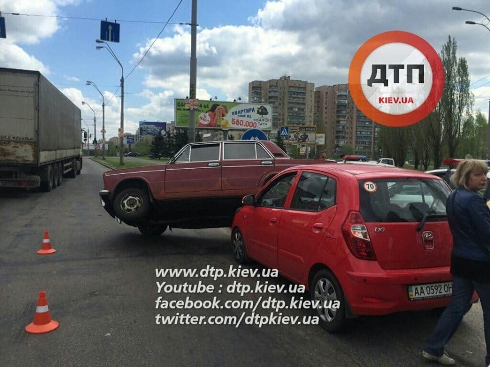 Каскадерское ДТП в Киеве: ВАЗ "оседлал" Hyundai. Фотофакт