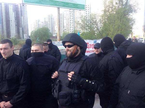 В Киеве "титушки" в балаклавах напали на протестующих против стройки жителей: фоторепортаж