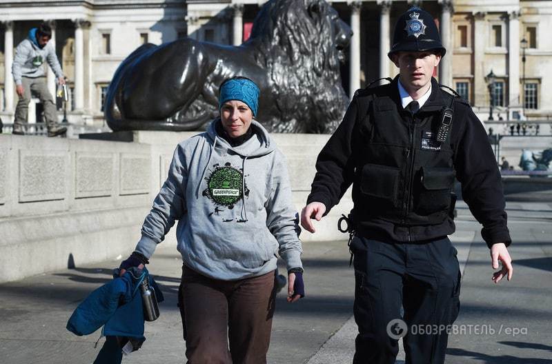 В Лондоне активисты Greenpeace "заставили дышать" 15 памятников: фоторепортаж