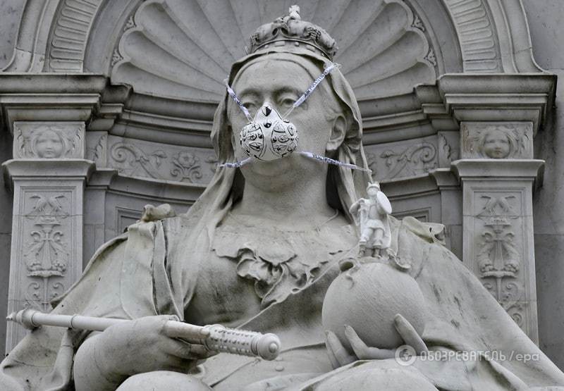 В Лондоне активисты Greenpeace "заставили дышать" 15 памятников: фоторепортаж