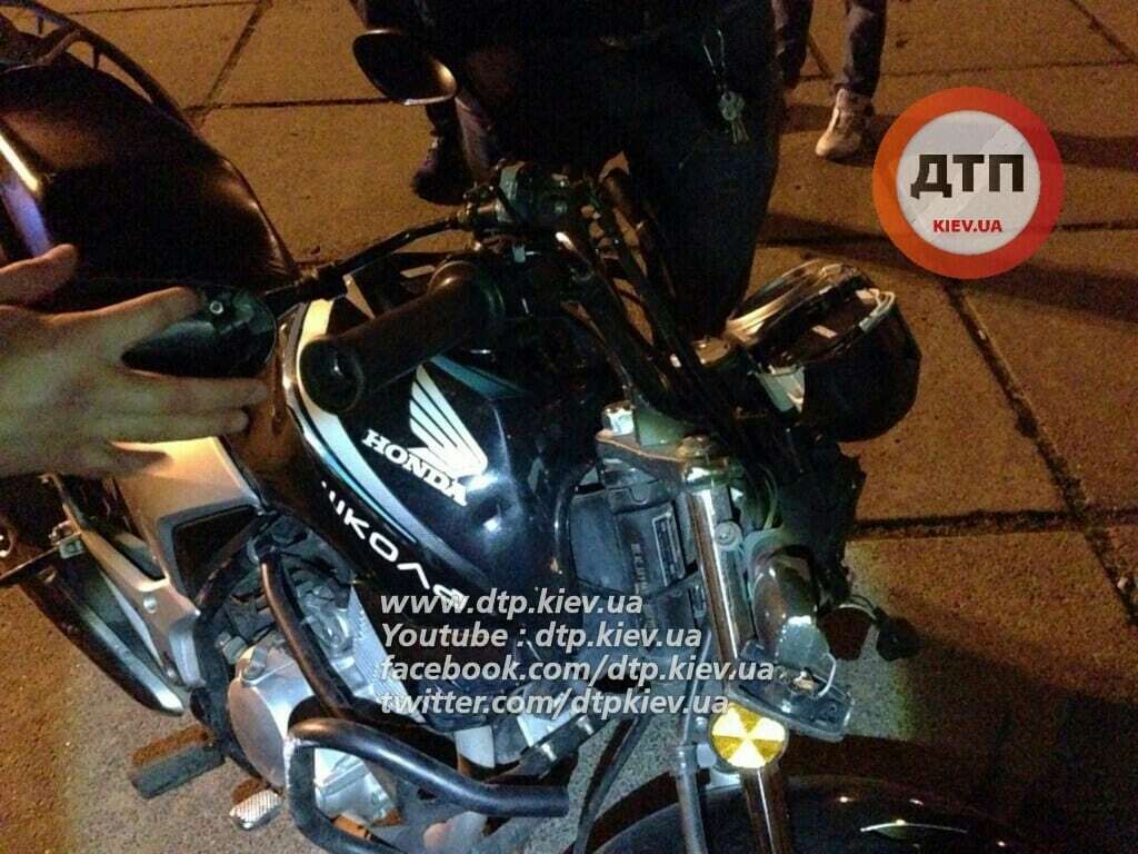 В Киеве пьяный мотоциклист напал на полицейского
