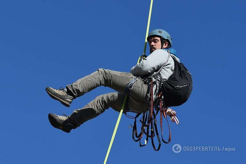 В Лондоне активисты Greenpeace "заставили дышать" 15 памятников: фоторепортаж