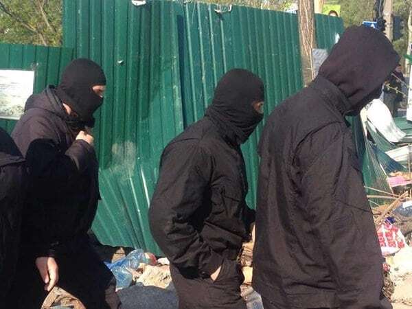 В Киеве "титушки" в балаклавах напали на протестующих против стройки жителей: фоторепортаж