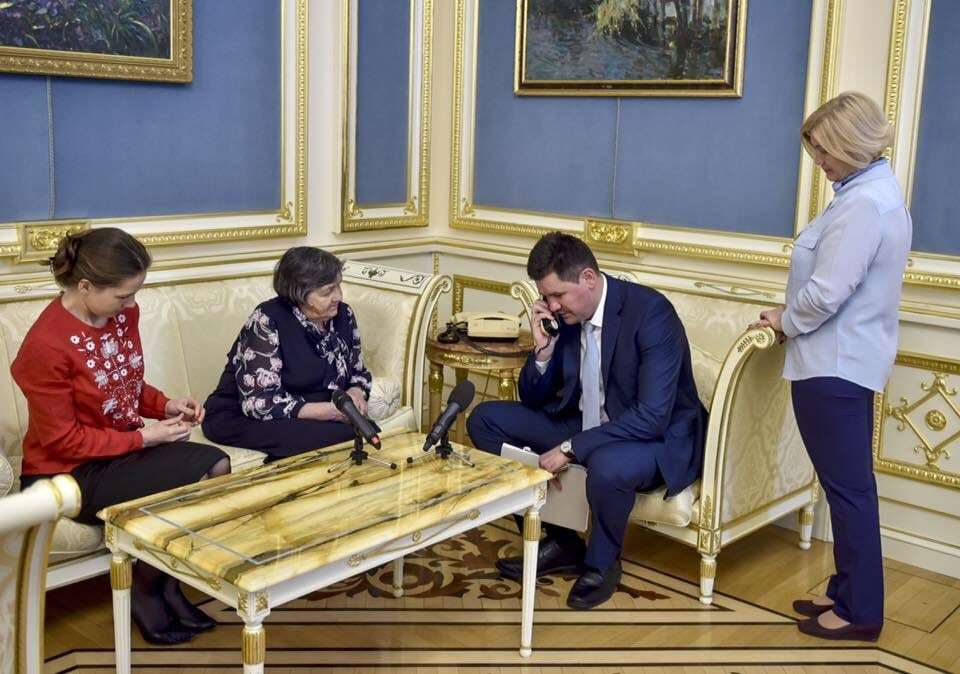 Порошенко поговорил с Савченко по телефону. Она согласилась прекратить голодовку