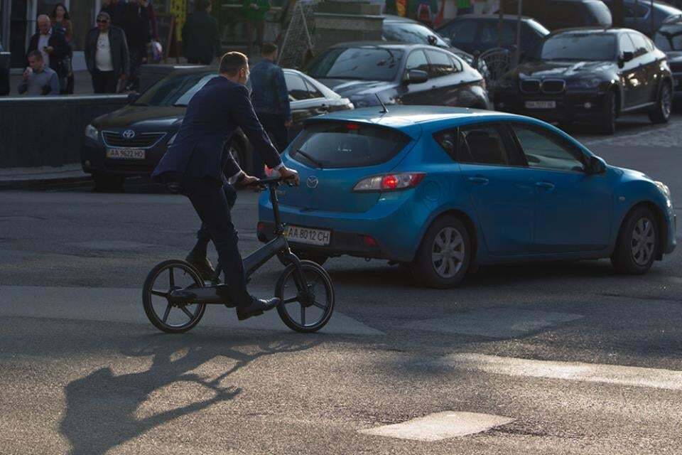 Мэр Киева начал ездить на работу на велосипеде: опубликованы фото