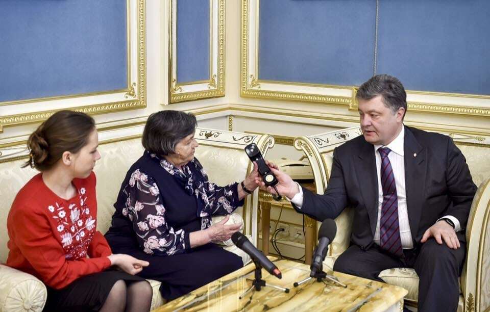 Порошенко поговорил с Савченко по телефону. Она согласилась прекратить голодовку
