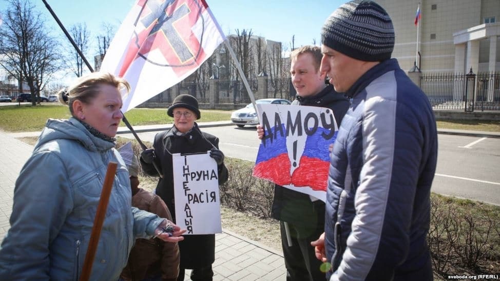 Путлер в Гаагу! У Мінську відбувся пікет проти дружби з Росією: фоторепортаж