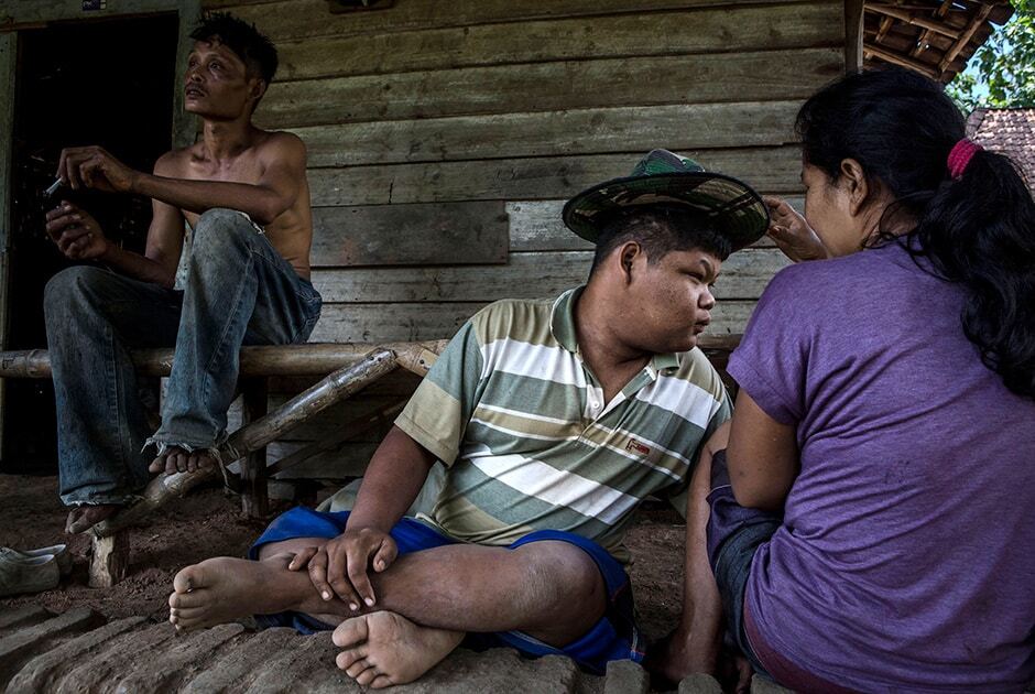 Клетки и цепи: появились жуткие фото о жизни людей с психическими отклонениями в Индонезии
