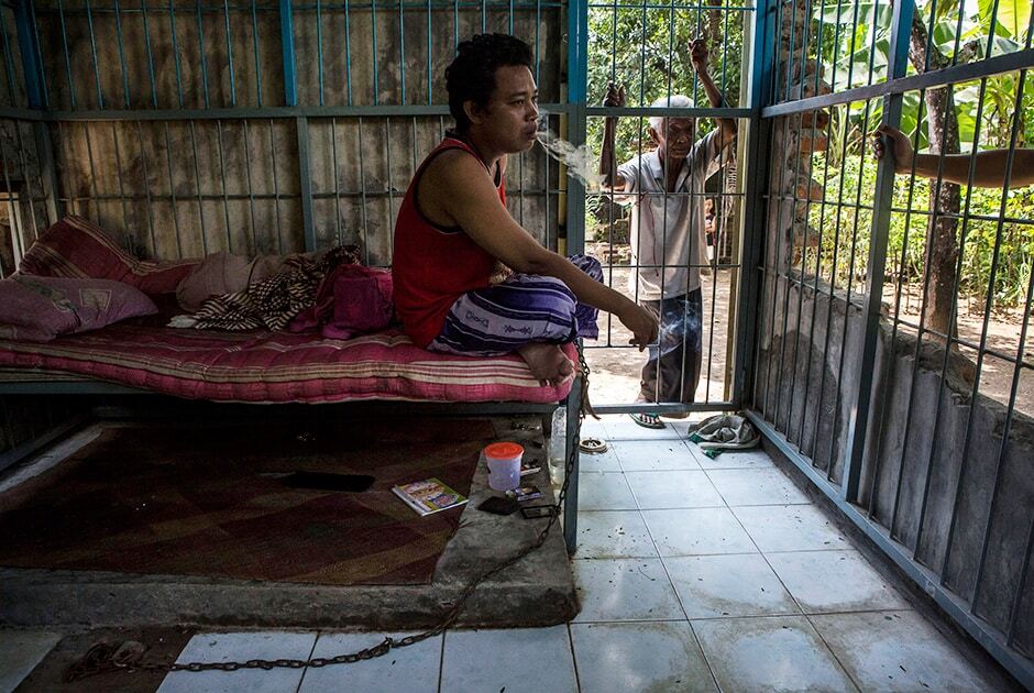 Клітки і ланцюги: з'явилися страшні фото про життя людей з психічними відхиленнями в Індонезії