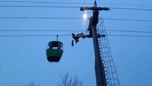 У Харкові з канатної дороги евакуювали людей, що зависли над болотом. Опубліковані фото і відео