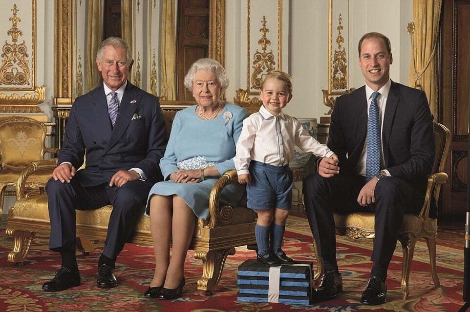 В оточенні чоловіків: до 90-річчя королеви Єлизавети II у Британії випустили нову марку 