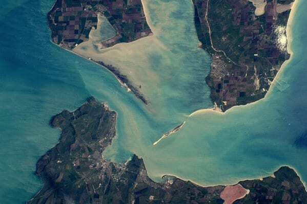 Недостроенный Керченский мост показали из космоса: фотофакт