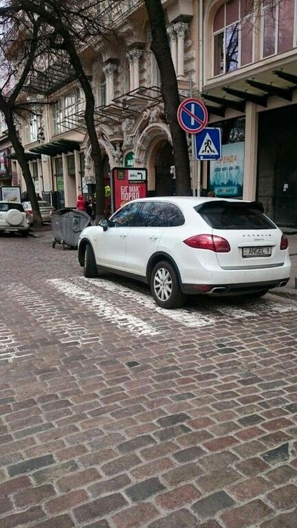 В Киеве автомобиль "Ангела" перегородил "зебру": фотофакт