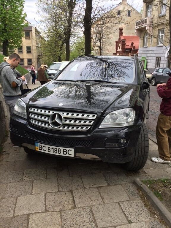 Сказилася: у Львові відчайдушна блондинка стала "антизіркою" парковки. Фотофакт