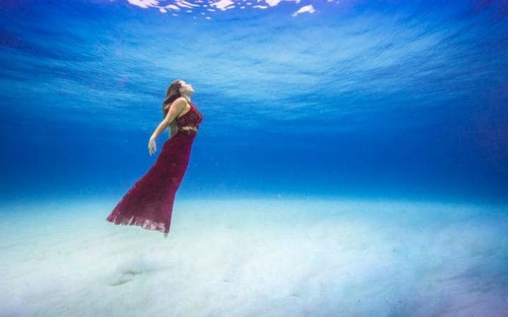 Бразильская модель снялась в фотосессии с акулами: невероятные фото