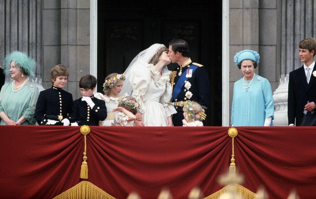 90 лет в фотографиях: к юбилею королевы Елизаветы II сделали видеоролик о ее жизни