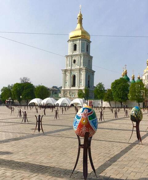 В Киеве на Софийской площади появились огромные писанки: фотофакт