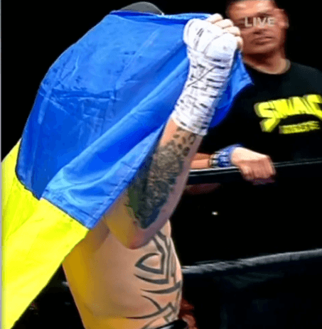Скандальный боксер вышел на бой в США с флагом Украины: видеофакт