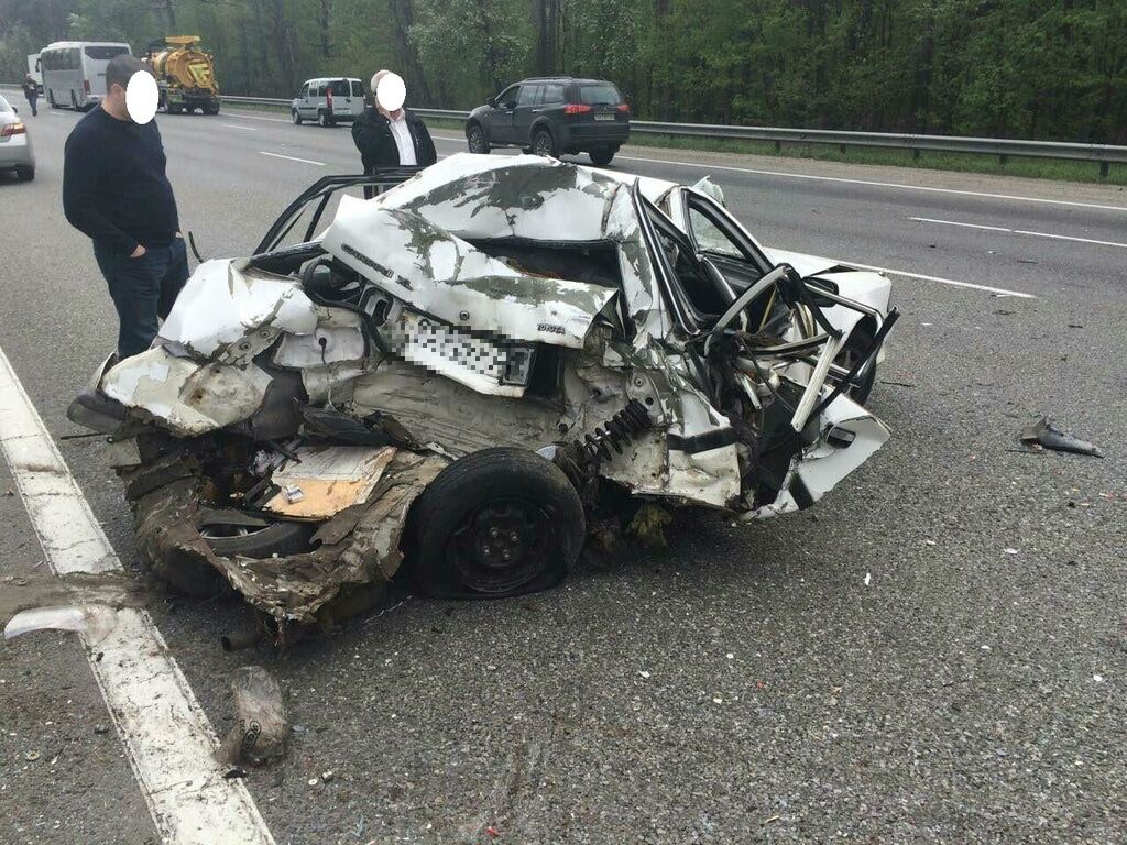 Всмятку: на Киевщине пассажирский автобус раздавил Toyota, есть жертвы. Фотофакт