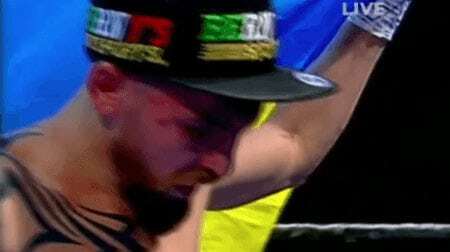 Скандальный боксер вышел на бой в США с флагом Украины: видеофакт