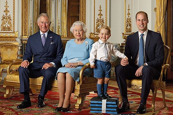 Королева Елизавета отмечает 90-летие: трогательное фото с внуками и правнуками
