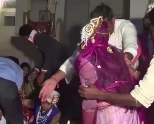 В Індії п'ятирічних дівчаток насильно видали заміж: шокуюче відео