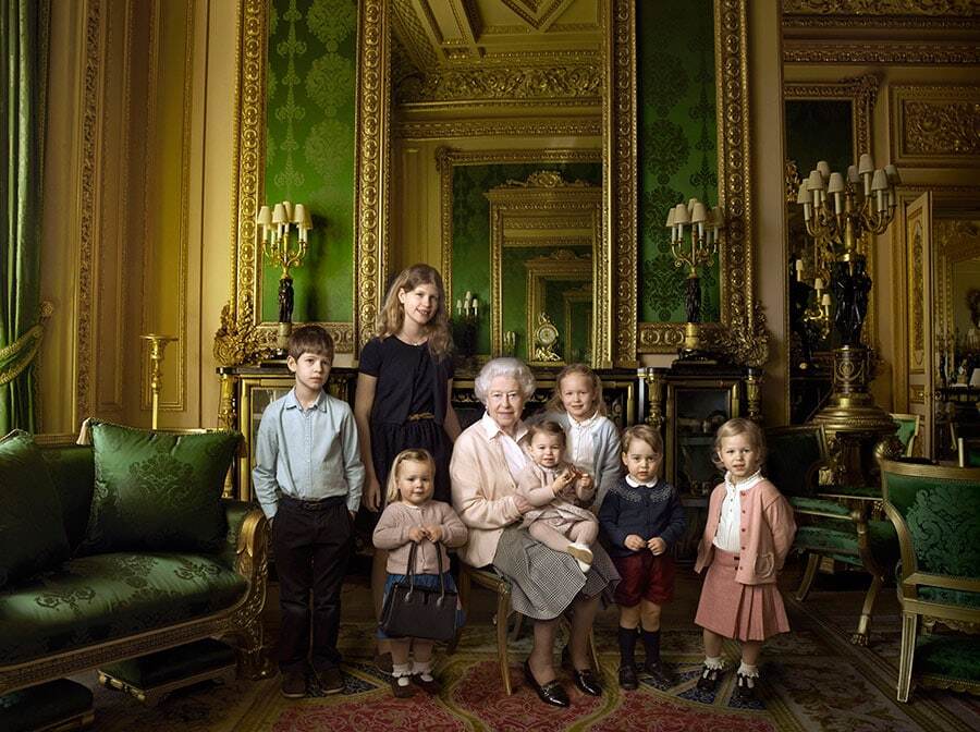 Королева Елизавета отмечает 90-летие: трогательное фото с внуками и правнуками