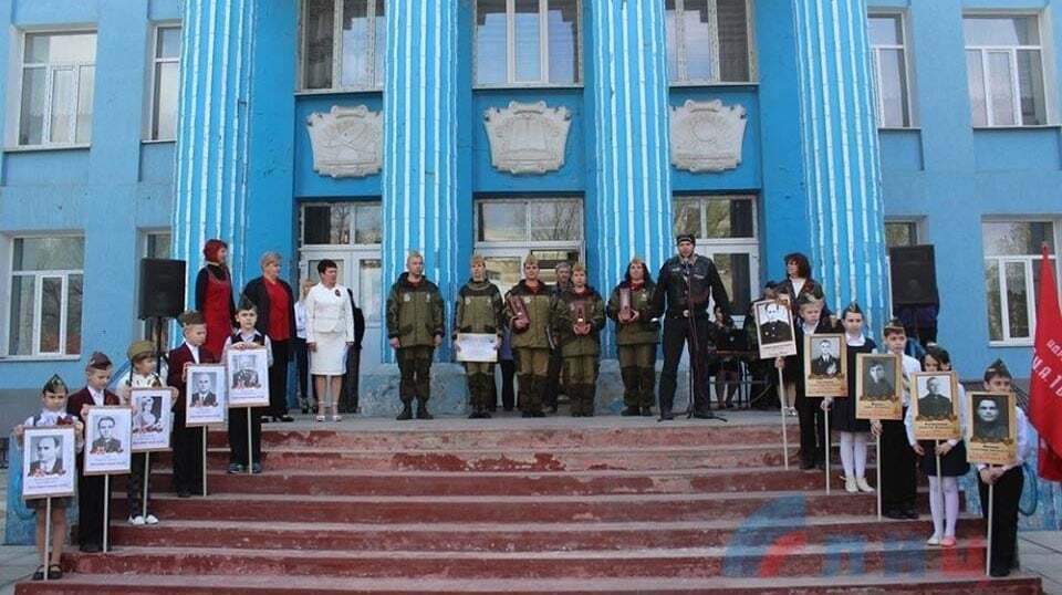 Патриотический угар: в Луганске детям подарили бюсты в "коньячных коробках"