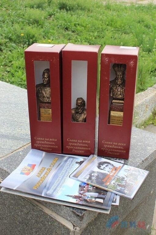 Патриотический угар: в Луганске детям подарили бюсты в "коньячных коробках". Фоторепортаж