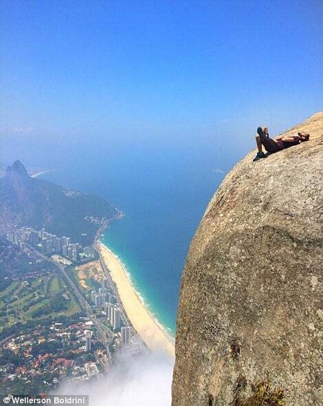 Место, где лучше не делать селфи: фото опасной скалы в Бразилии