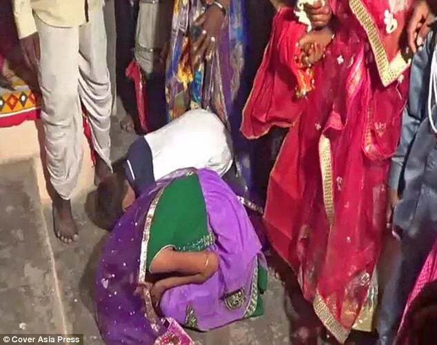 В Индии пятилетних девочек насильно выдали замуж: шокирующее видео