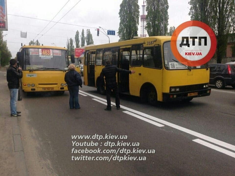 В Киеве маршрутки устроили ДТП и перекрыли улицу: опубликованы фото