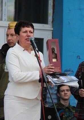 Патриотический угар: в Луганске детям подарили бюсты в "коньячных коробках"