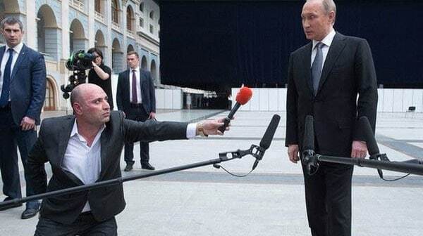 На коліна: мережа висміяла підлабузництво журналіста перед Путіним