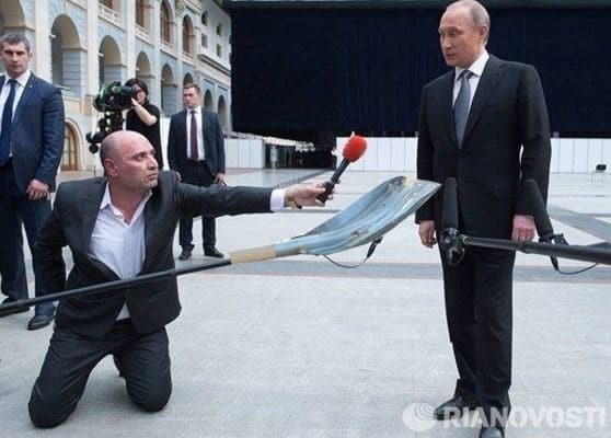 На коліна: мережа висміяла підлабузництво журналіста перед Путіним