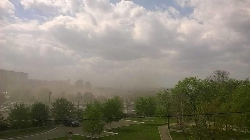 Над Киевом заметили облака странной пыли: опубликованы фото и видео