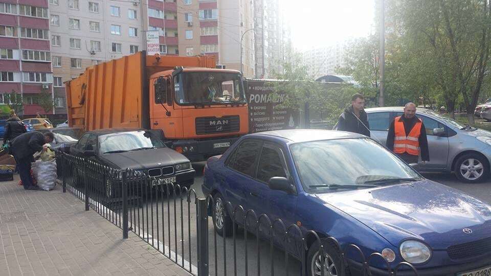 У Києві працівники сміттєвоза влаштували автохамам "бадьорий ранок"