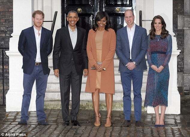 Мужское рукопожатие: принц Джордж поблагодарил Барака Обаму за подарок