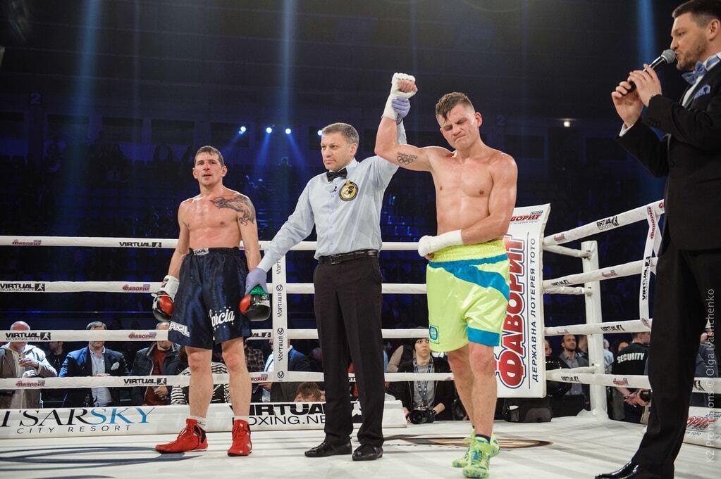 Непобедимый украинский боксер добыл яркую победу нокаутом: видео момента